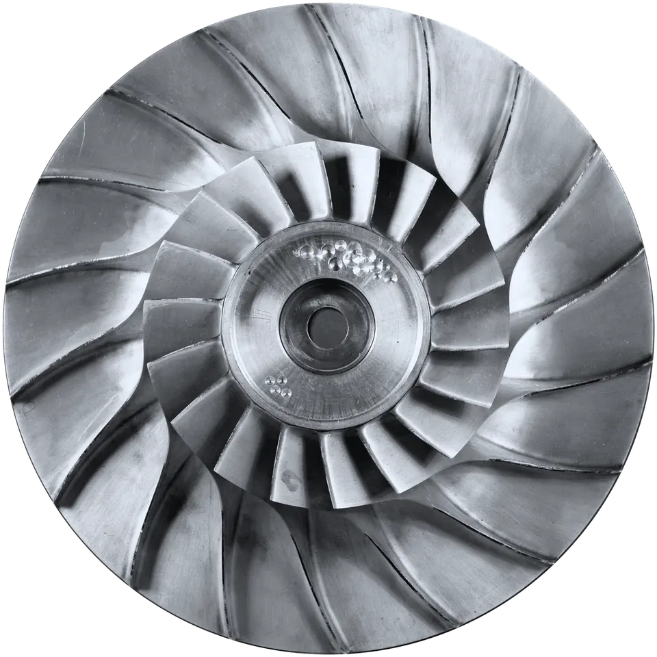 Foto real de um rotor de compressor centrífugo em alumínio usinado, visto de frente